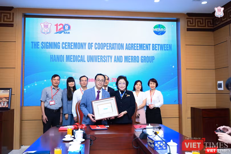 Bà Atsuko Matsuoka tặng quà Trường ĐHYHN