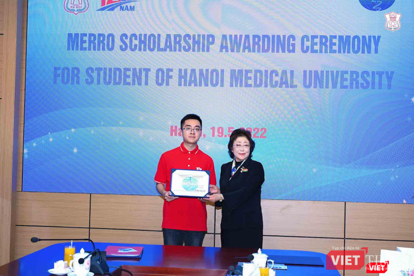 Bà Atsuko Matsuoka - Tổng Giám đốc Tập đoàn MERRO - trao Học bổng MERRO cho các sinh viên xuất sắc của Trường ĐHYHN Bà Atsuko Matsuoka - Tổng Giám đốc Tập đoàn MERRO - trao Học bổng MERRO cho các sinh viên xuất sắc của Trường ĐHYHN