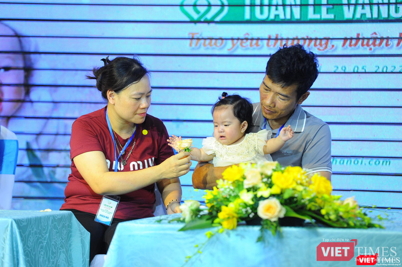 Niềm vui sau những năm tháng dằng dặc điều trị bệnh hiếm muộn của một gia đình