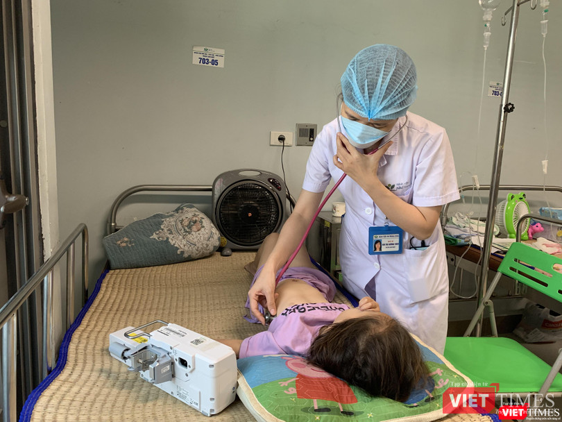 Bác sĩ của Khoa Gan mật, Bệnh viện Nhi Trung ương, khám sàng lọc bệnh nhi Bác sĩ của Khoa Gan mật, Bệnh viện Nhi Trung ương, khám sàng lọc bệnh nhi