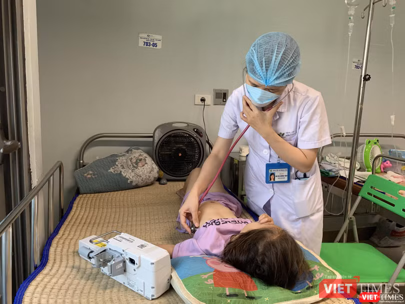 Bác sĩ của Khoa Gan mật, Bệnh viện Nhi Trung ương, khám sàng lọc bệnh nhi