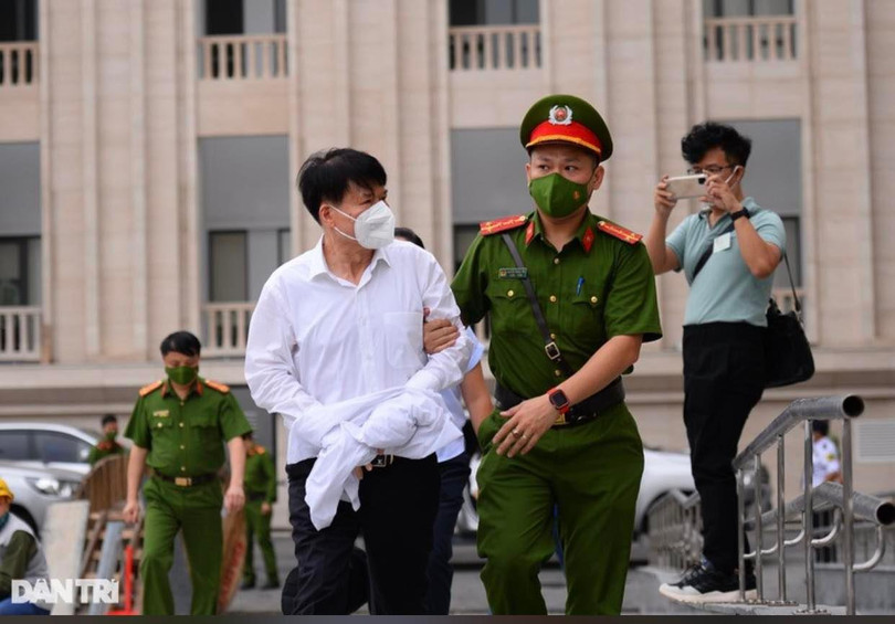 Ông Trương Quốc Cường được dẫn giải tới tòa sáng nay, 12/5. Ảnh: Dân trí Ông Trương Quốc Cường được dẫn giải tới tòa sáng nay, 12/5. Ảnh: Dân trí