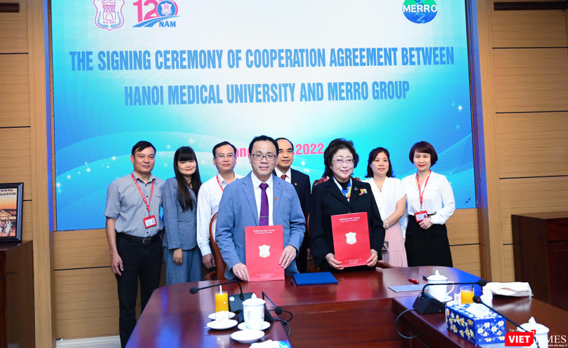 GS.TS. Tạ Thành Văn - Chủ tịch Hội đồng Trường ĐHYHN và bà Atsuko Matsuoka - Tổng Giám đốc Tập đoàn MERRO - ký kết hợp tác toàn diện