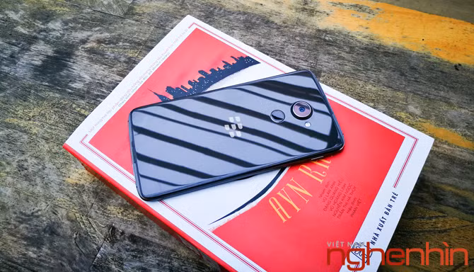 Trên tay Blackberry DTEK60: thiết kế không mới nhưng bóng bẩy hơn