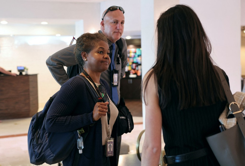 Hai phong vien AP bi cam.jpg