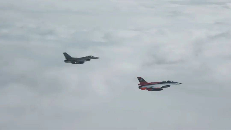 May bay va F-16 AI.png