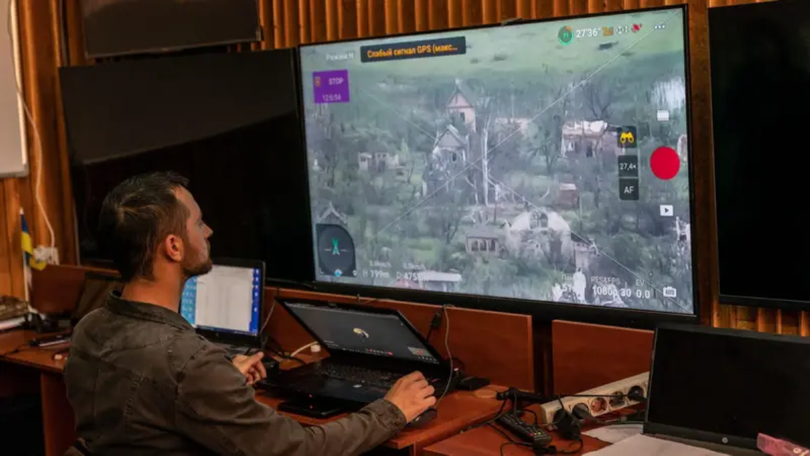 Linh Ukraine thu tin hieu UAV truyen ve.png