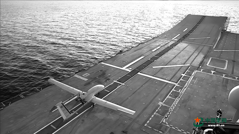 TB-3 ha canh tren tau san bay.jpeg