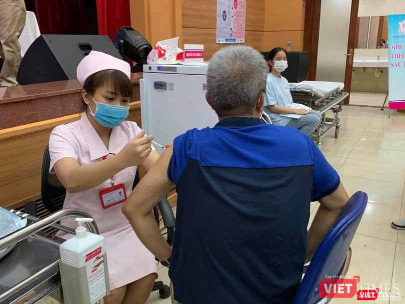 Tiêm phòng Covid-19 cho người cao tuổi