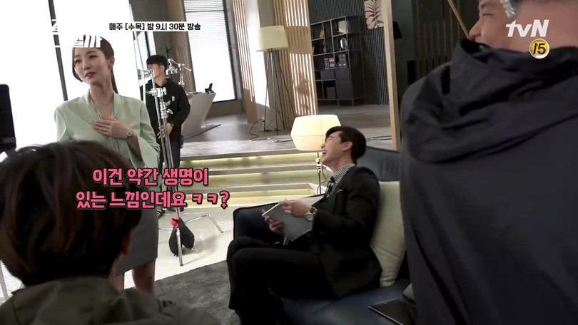 Rồi bật cười thích thú