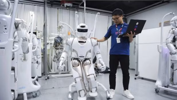 Robot hình người Walker X tại một công ty khoa học công nghệ ở Thâm Quyến. Ảnh: Xinhua.