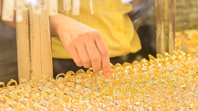 Giá vàng và Bitcoin. Ảnh: Pinterest.