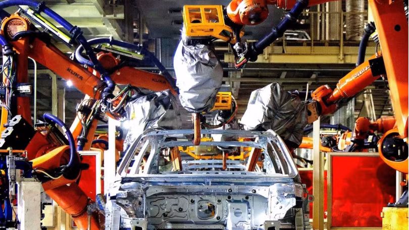 Một cánh tay robot đang làm việc tại nhà máy lắp ráp ô tô ở Thanh Đảo, tỉnh Sơn Đông, miền đông Trung Quốc. Ảnh: SCMP.