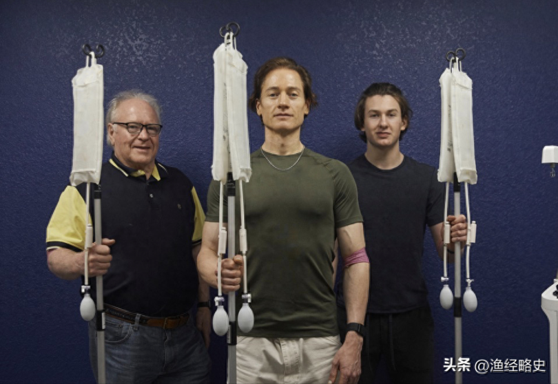 Brian Johnson (giữa) cùng cha và con trai đã tiến hành ca tiến hành thủ thuật truyền máu lịch sử (Ảnh: Toutiao)