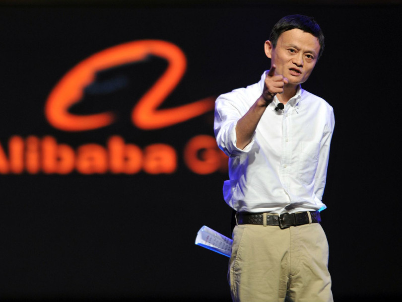 Jack Ma dung sau.jpeg