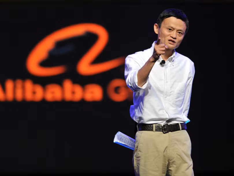 Jack Ma dung sau.jpeg