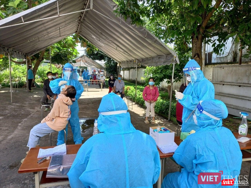 Các nhân viên y tế trên tuyến đầu chống dịch