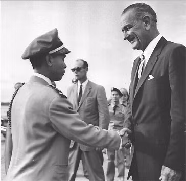 Nguyễn Xuân Vinh tiếp kiến Tổng thống Hoa Kỳ Lyndon B.Johson năm 1961.