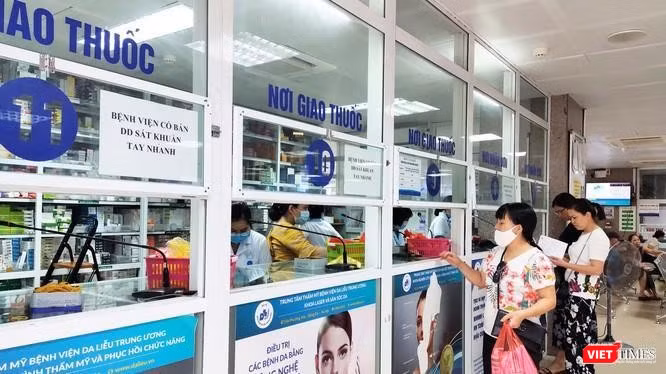 Người dân mua thuốc tại nhà thuốc bệnh viện (ảnh Thanh Hằng)