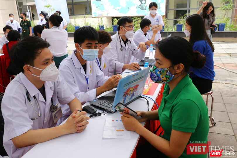 Các bác sĩ trẻ tình nguyện khám bệnh miễn phí cho người dân sau đại dịch