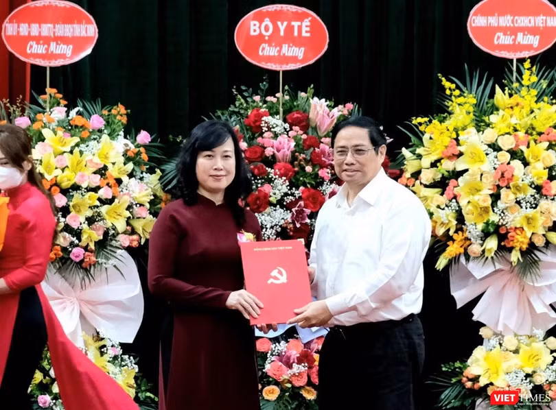 Thủ tướng Chính phủ Phạm Minh Chính trao quyết định Quyền Bộ trưởng Bộ Y tế cho bà Đào Hồng Lan.