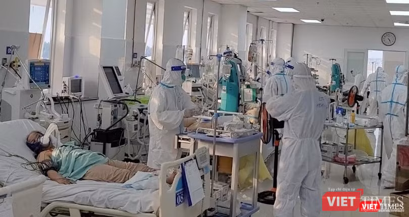 Các nhân viên y tế luôn nỗ lực trong mọi hoàn cảnh để chăm sóc, điều trị bệnh nhân