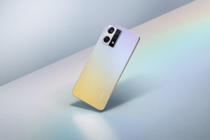 Mặt lưng của Reno8 có thể thay đổi màu sắc tùy theo góc nhìn (Ảnh: Oppo).