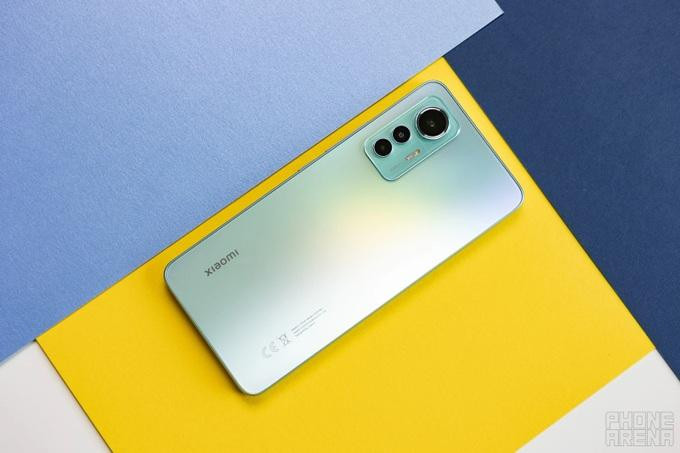 Mặt lưng nhám trên Xiaomi 12 Lite giúp hạn chế bám bụi, dấu vân tay trong quá trình sử dụng (Ảnh: PhoneArena).
