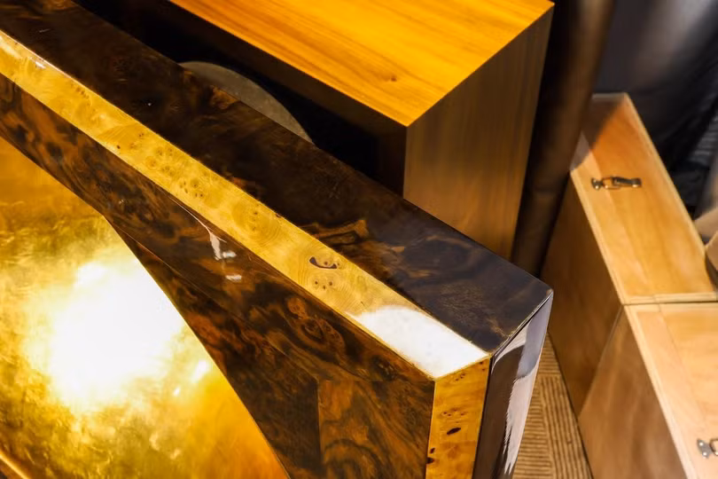 Gỗ nu cao cấp được hoàn thiện bằng công nghệ sơn đánh bóng, tạo sự sang trọng và phù hợp với vật liệu dát vàng được sử dụng để hoàn thiện cho đôi loa kèn.