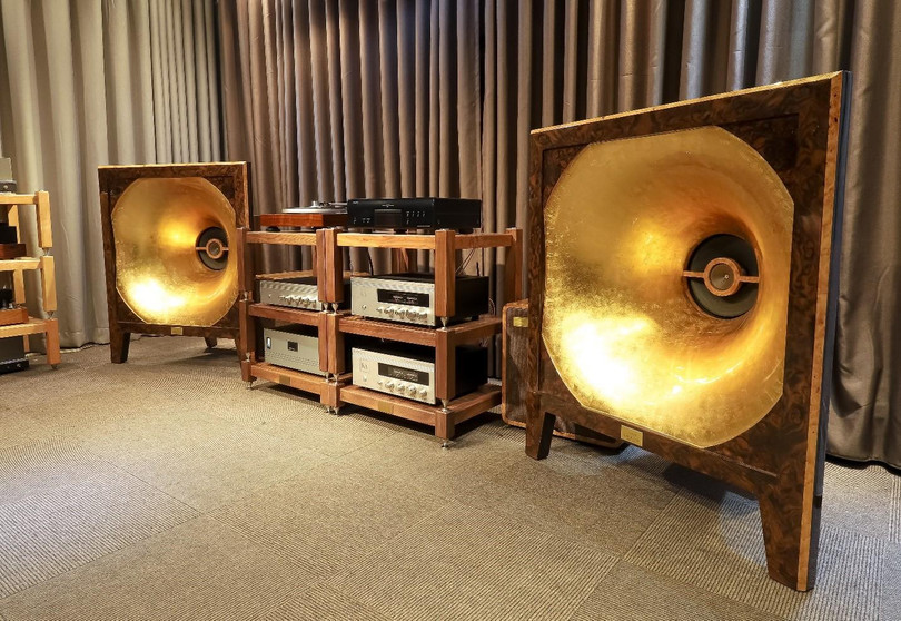 Bộ T360 này là một cặp loa kèn VILMOS dát vàng có đường kính 90cm.