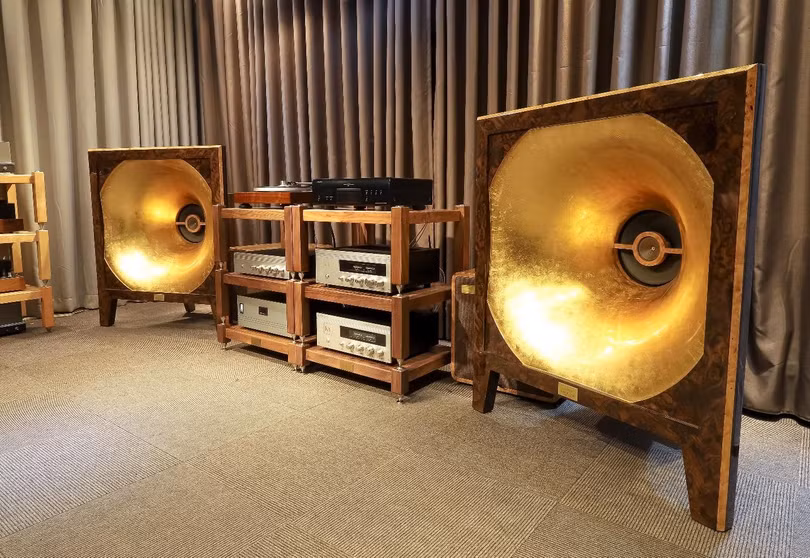 Bộ T360 này là một cặp loa kèn VILMOS dát vàng có đường kính 90cm.