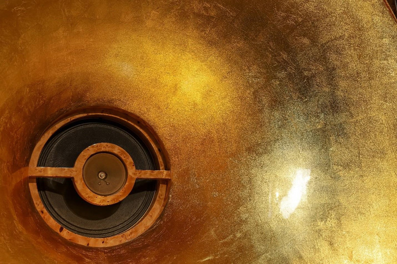 Dát vàng và sơn phủ bóng với hoàn thiện bề mặt tinh tế lộ rõ dừng miếng quỳ vàng óng ánh có chiều sâu sang trọng.