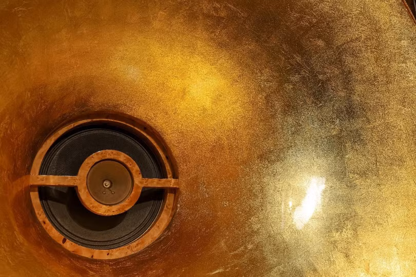 Dát vàng và sơn phủ bóng với hoàn thiện bề mặt tinh tế lộ rõ dừng miếng quỳ vàng óng ánh có chiều sâu sang trọng.