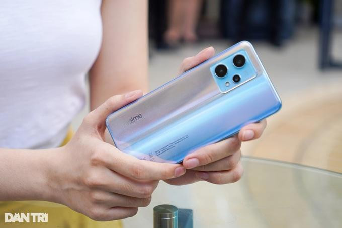 Mặt lưng bóng trên Realme 9 Pro+ bám lại khá nhiều dấu vân tay trong quá trình sử dụng (Ảnh: Thế Anh).