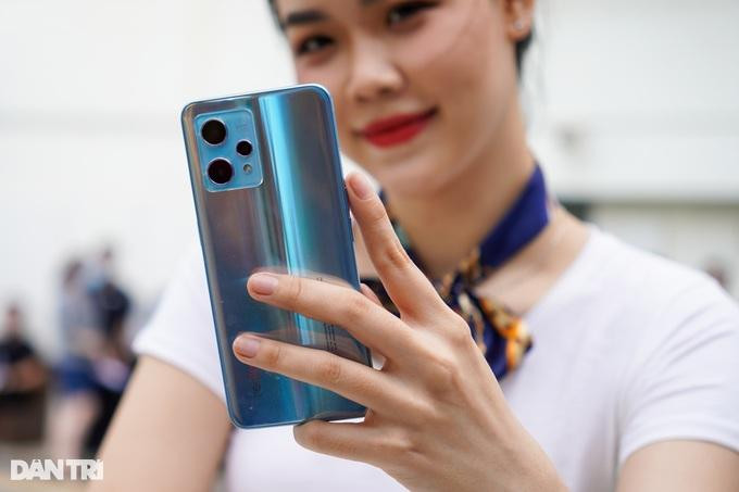 Cảm biến camera trên Realme 9 Pro+ hỗ trợ chụp ảnh tốt trong điều kiện thiếu sáng (Ảnh: Thế Anh).