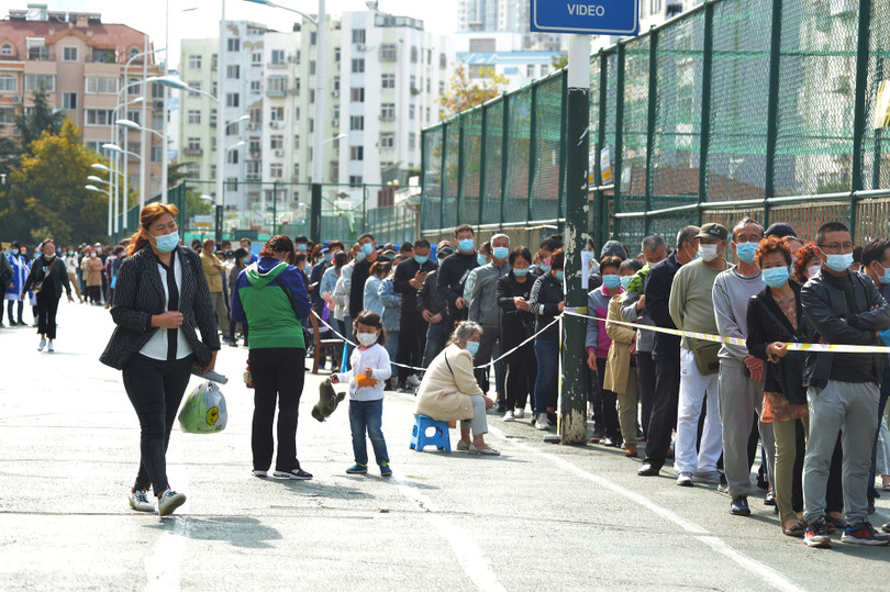 Dịch COVID-19 tái phát trong cộng đồng ở Thanh Đảo, Sơn Đông, Trung Quốc, Trong ảnh: ngày 12/10 dân chúng thành phố xếp hàng xét nghiệm SARS-CoV-2 (Ảnh: Dwnews).