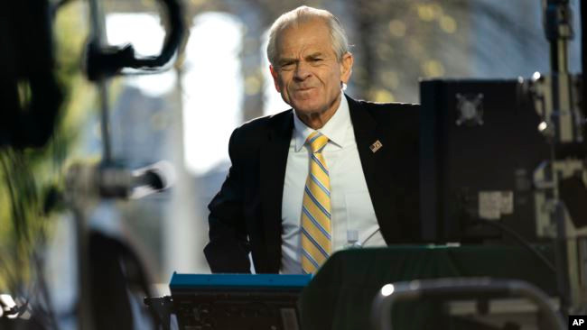 Ông Navarro, Cố vấn thương mại của Tổng thống Trump cảnh cáo Trung Quốc "sớm muộn phải trả giá" khi phát biểu hôm 19/10 (Ảnh: AP).