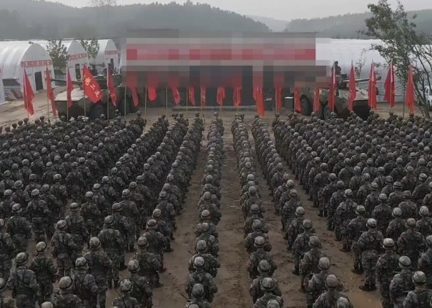 Lễ tuyên thệ của một lữ đoàn thuộc Tập đoàn quân 72 PLA (Ảnh: Dongfang).