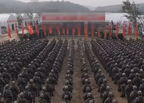 Lễ tuyên thệ của một lữ đoàn thuộc Tập đoàn quân 72 PLA (Ảnh: Dongfang).