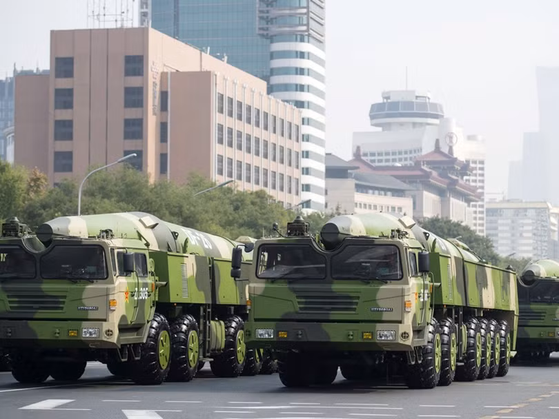 Tên lửa tầm trung DF-26 gần đây cũng được PLA phóng thử ra Biển Đông (Ảnh: Tân Hoa xã)