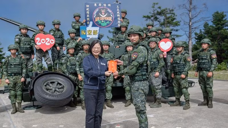 Bà Thái Anh Văn thăm đơn vị phòng không ở Lạc Sơn hôm 13/10 (Ảnh: BBC). Bà Thái Anh Văn thăm đơn vị phòng không ở Lạc Sơn hôm 13/10 (Ảnh: BBC).