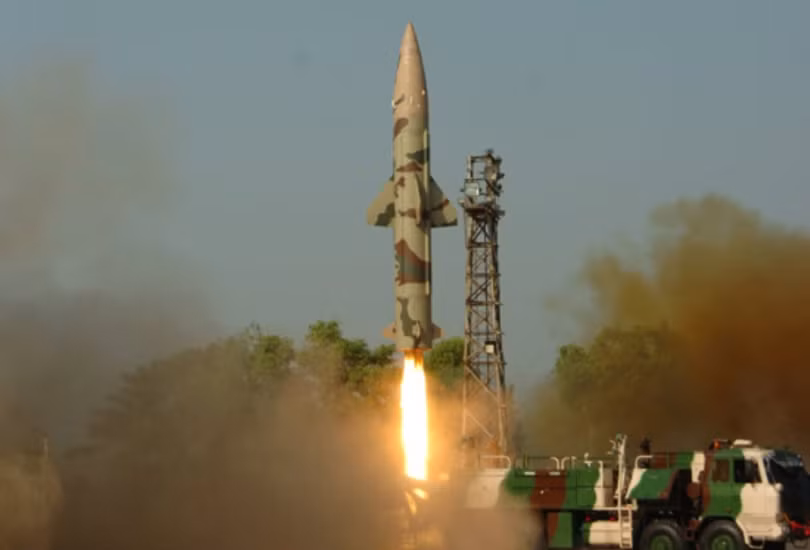 Truyền thông Ấn Độ nói vụ thử nghiệm thành công tên lửa đạn đạo chiến thuật mang đầu đạn hạt nhân Prithvi-II hôm 17/10 là nhằm vào Trung Quốc (Ảnh: mil.sina).