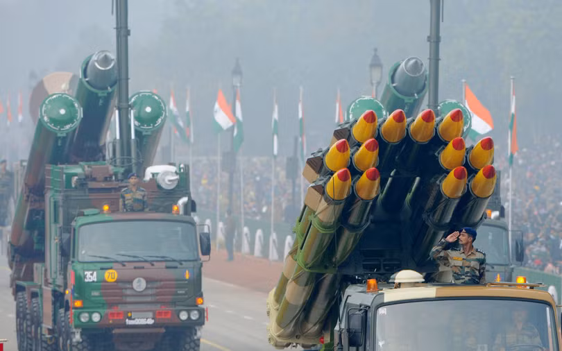 Tên lửa BrahMos (trái), niềm tự hào của công nghiệp quân sự Ấn Độ (Ảnh: Dwnews).