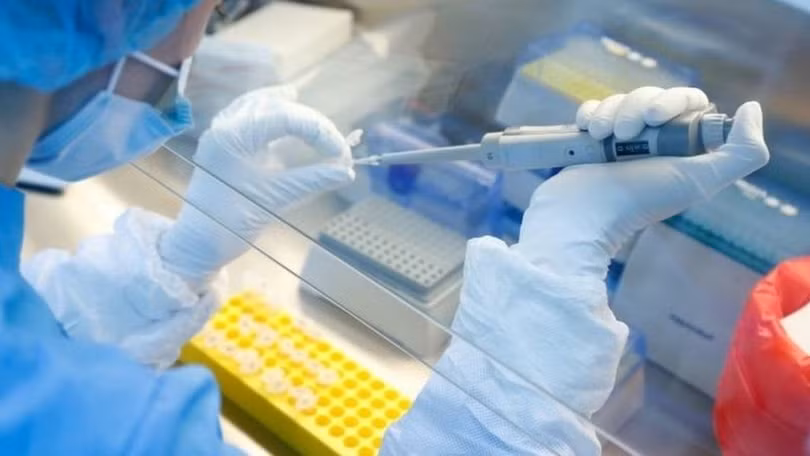 Hiện trên thế giới có nhiều loại vaccine SARS-CoV-2 đang trong quá trình thử nghiệm giai đoạn III nhưng chưa có loại nào được phê chuẩn đưa ra thị trường (Ảnh: BBC).