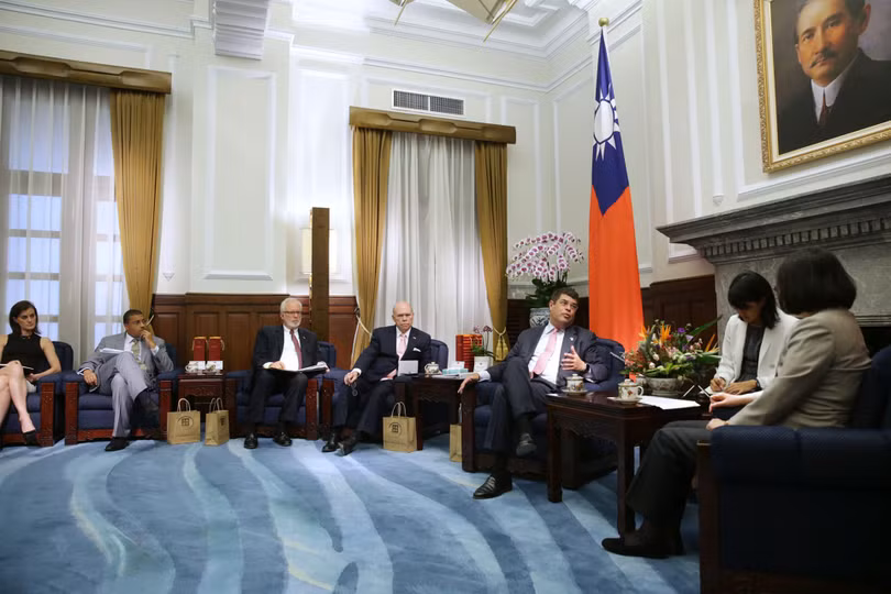 Bà Thái Anh Văn tiếp đoàn Atlantic Council, bày tỏ cám ơn Mỹ bán vũ khí cho Đài Loan (Ảnh: Dwnews).