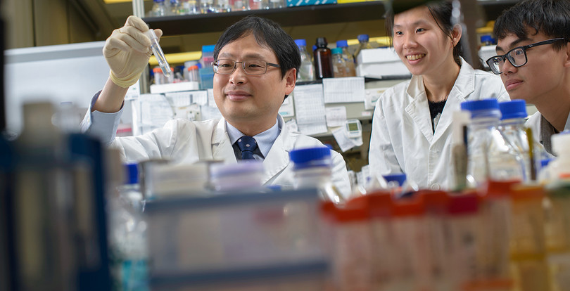 Giáo sư Kim Đông Nhạn (trái) phản đối hoạt động tiêm chủng vaccine SARS-CoV-2 "sử dụng khẩn cấp" hiện nay ở Trung Quốc (Ảnh: croucher.org.hk)