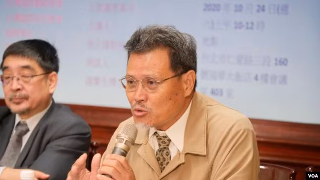 Tiến sĩ La Khánh Sinh phát biểu tại cuộc họp báo công bố kết quả thăm dò dân ý Đài Loan hôm 24/10 (Ảnh: VOA).