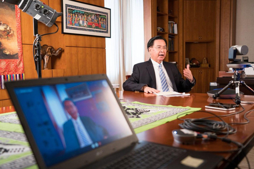 Ông Ngô Chiêu Nhiếp, người đứng đầu cơ quan Ngoại giao Đài Loan, trả lời phỏng vấn trên India Today hôm 16/10 (Ảnh: Dwnews).