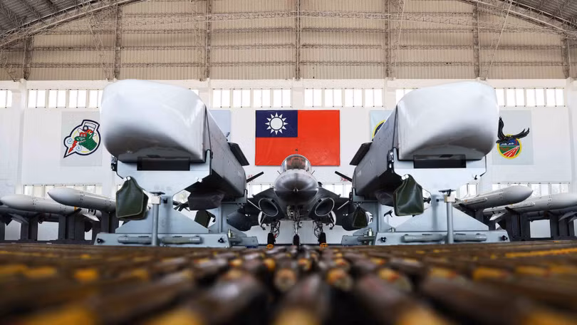 Máy bay IDF (Kinh Quốc) và tên lửa "Vạn Kiếm" do Đài Loan tự chế tạo (Ảnh: Dwnews). Máy bay IDF (Kinh Quốc) và tên lửa "Vạn Kiếm" do Đài Loan tự chế tạo (Ảnh: Dwnews).