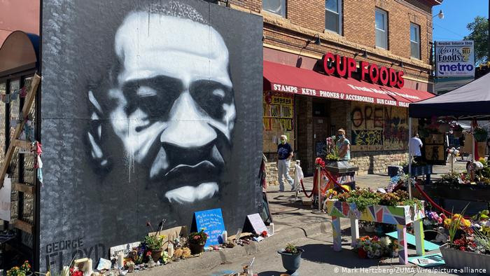 Đài kỉ niệm George Floyd tại Indianapolis (Ảnh: Deutsche Welle).